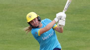 Meg Austin, Em Arlott star in comfortable Warwickshire win